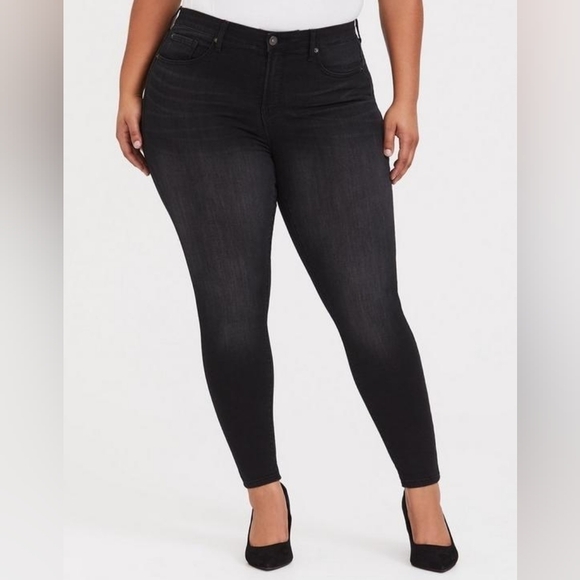 24R - Torrid | Sky High Skinny Jean - Premium Stretch Washed Black - Picture 1 of 4